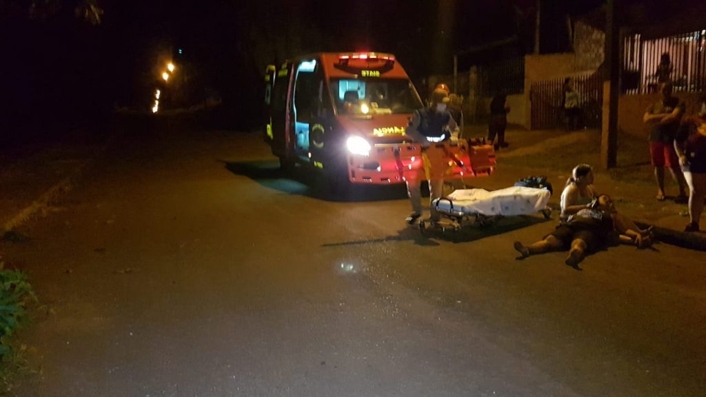 Mulher é socorrida ao ser agredida no Bairro Santa Cruz