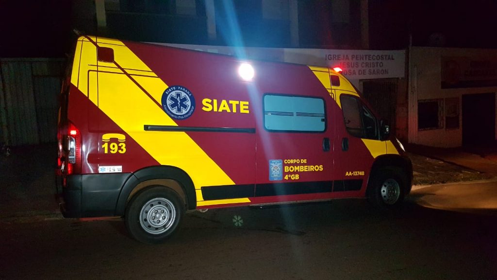Jovem é socorrido ao dar soco em janela no Periolo