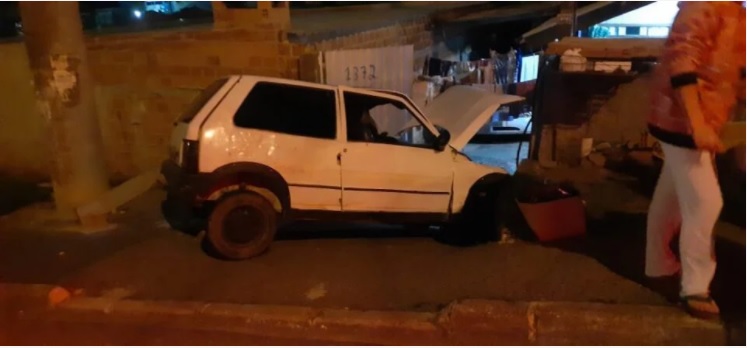 Carro destrói muro de casa, motorista pede socorro, mas vai embora deixando família indignada