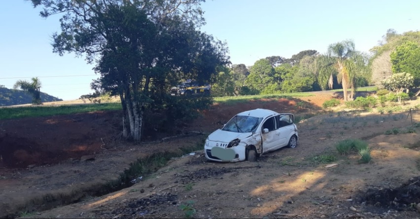 Motorista perde o controle e capota veículo na BR-373