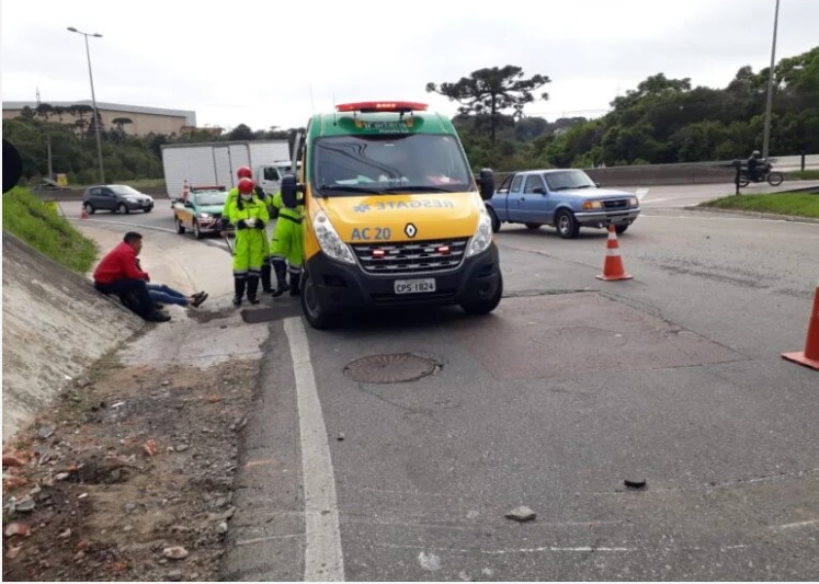 Motorista perde controle na rodovia e bate contra muro de igreja