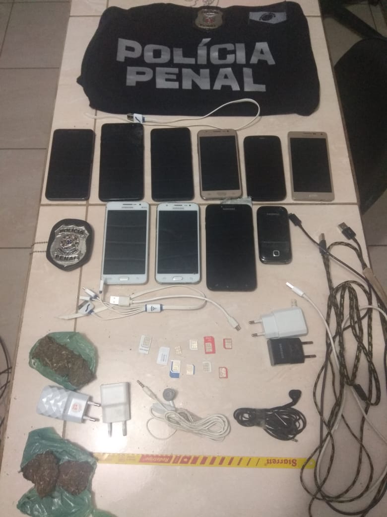 Em dois dias, Depen em Ponta Grossa apreende maconha, 20 celulares e três serras Imagem referente a Em dois dias, Depen em Ponta Grossa apreende maconha, 20 celulares e três serras
