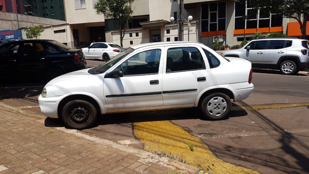 Vazamento de óleo de automóvel provoca queda de motociclista no Centro