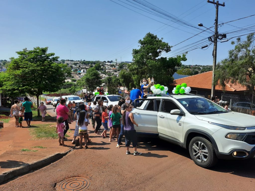 Grupo realiza entrega de doces às crianças da região norte de Cascavel