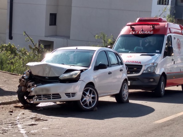 Dois feridos após condutor perder o controle e bater em árvore
