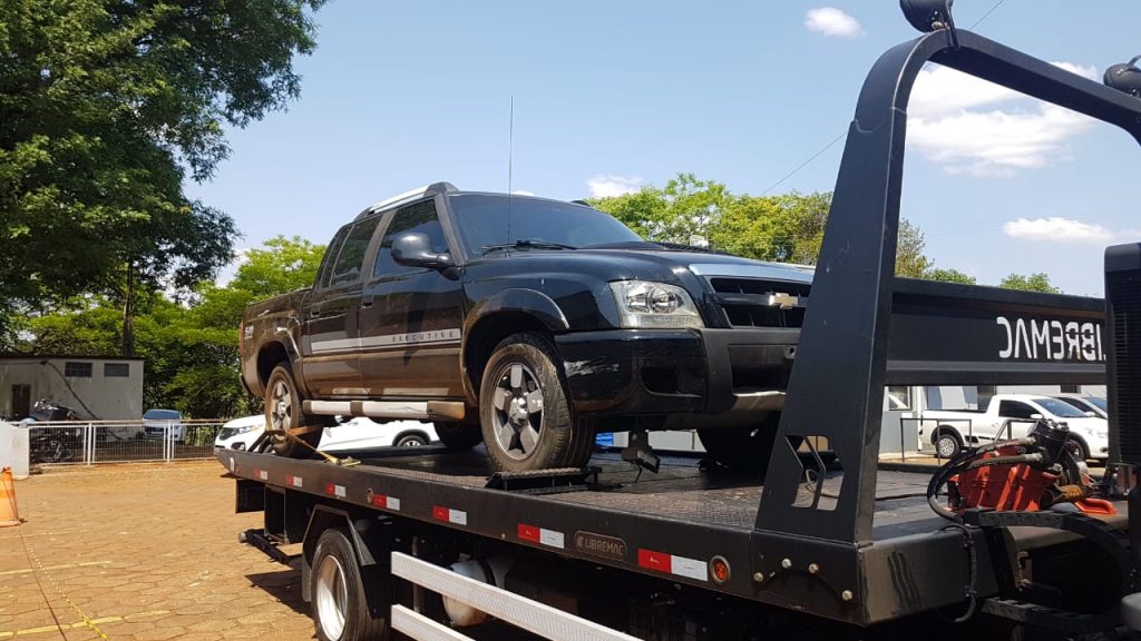 Caminhonete é apreendida, após condutor ser flagrado fazendo manobras arriscadas na BR-277