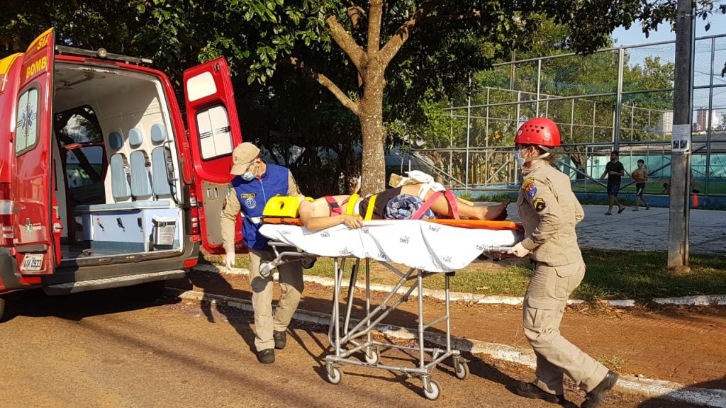 Adolescente de 15 anos é socorrido ao sofrer acidente desportivo no Parque Verde