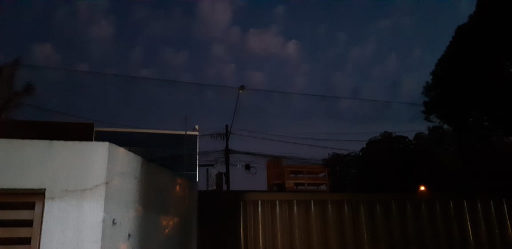 Morador reclama de lâmpada queimada na Rua Orlando Vasconcelos, no Pioneiros Catarinenses