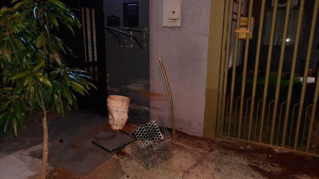 Veículo sobe na calçada e derruba lixeira em acidente de trânsito no Jardim Montreal