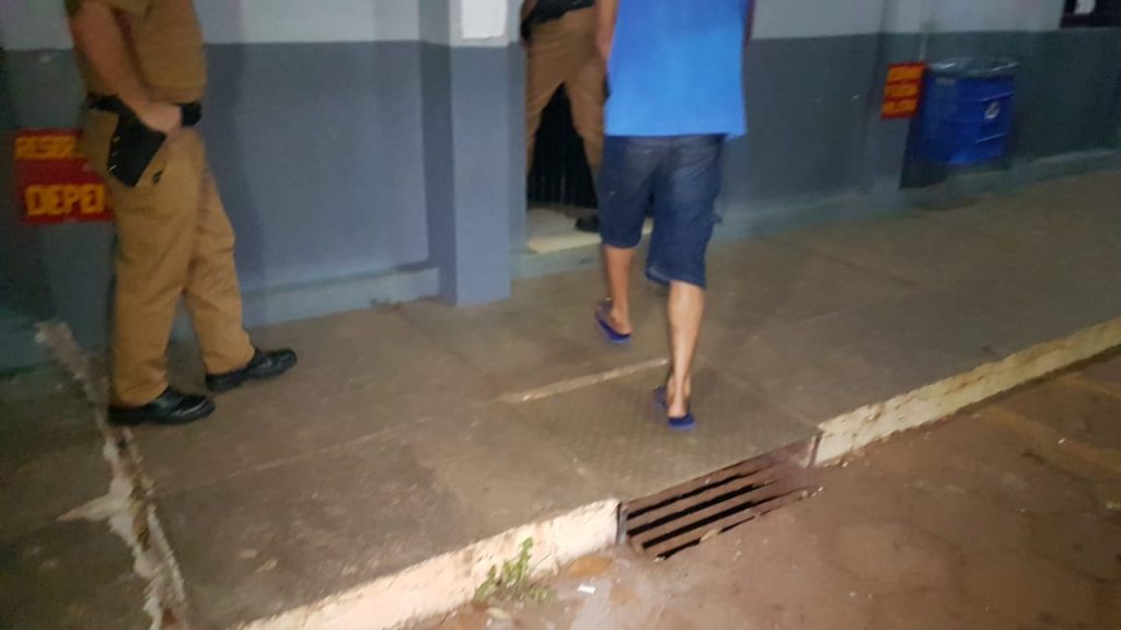 Jovem com mandado de prisão em aberto por de tráfico de drogas é detido pela PM no Bairro Floresta