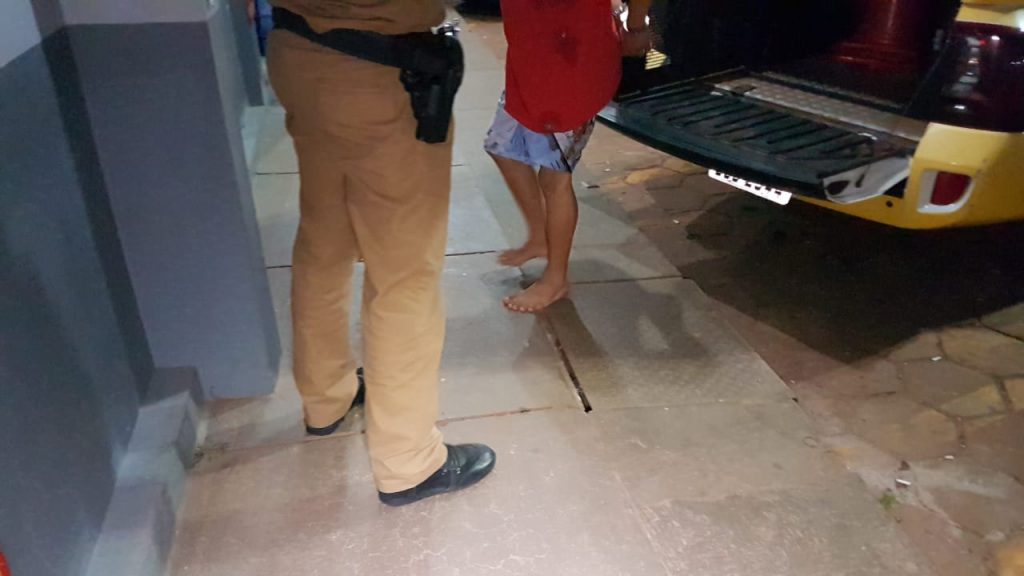 Menores são apreendidos pela PM após invadirem residência no Universitário