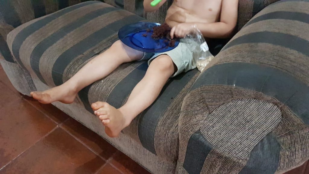 Menino é encontrado perdido no Bairro Santa Felicidade e PM tenta localizar os responsáveis