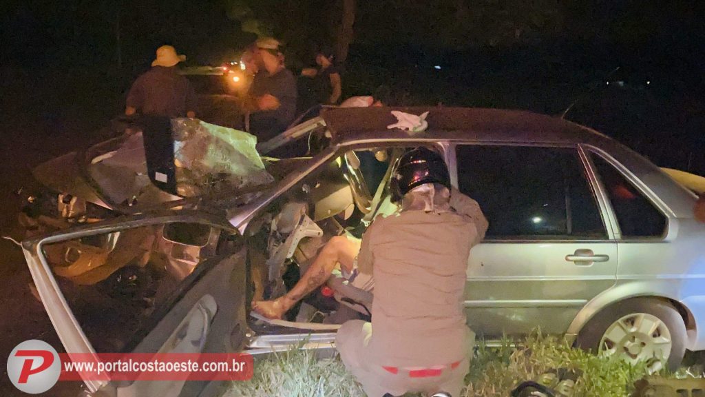 Jovem é socorrida em estado grave após veículo bater em árvore