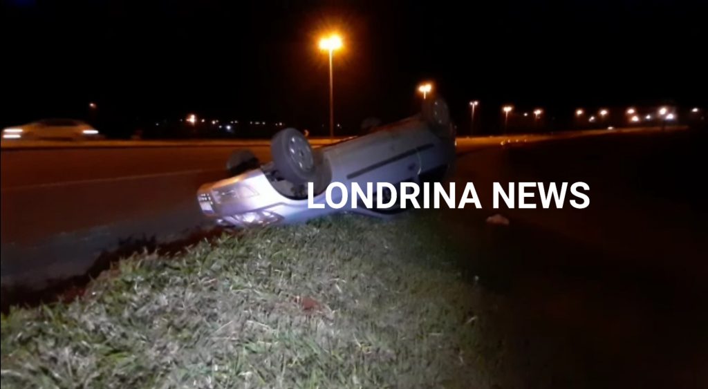 Motorista capota carro na BR-369 após ser fechado por outro veículo, em Cambé