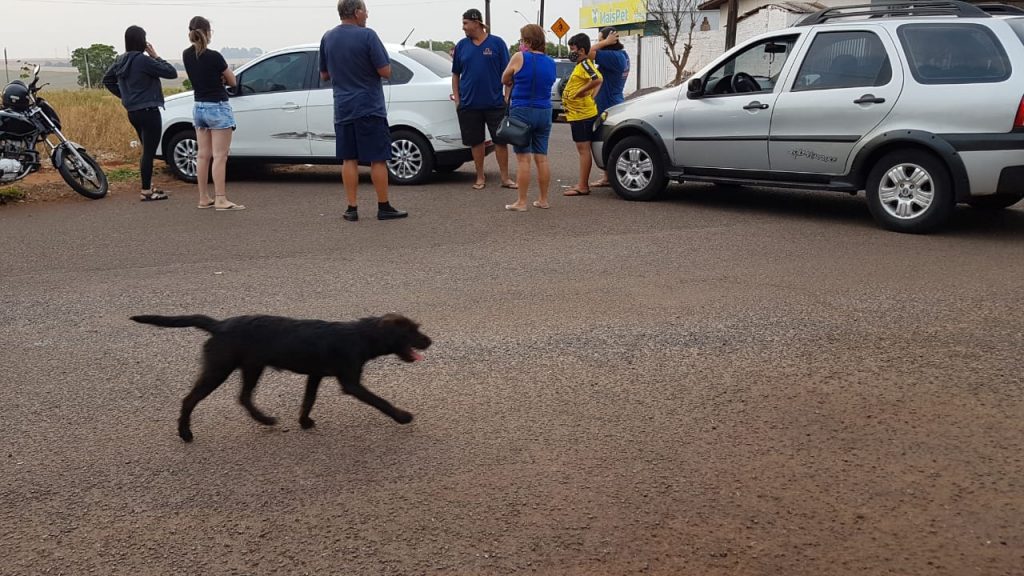 Carros batem em cruzamento no Bairro Santa Cruz