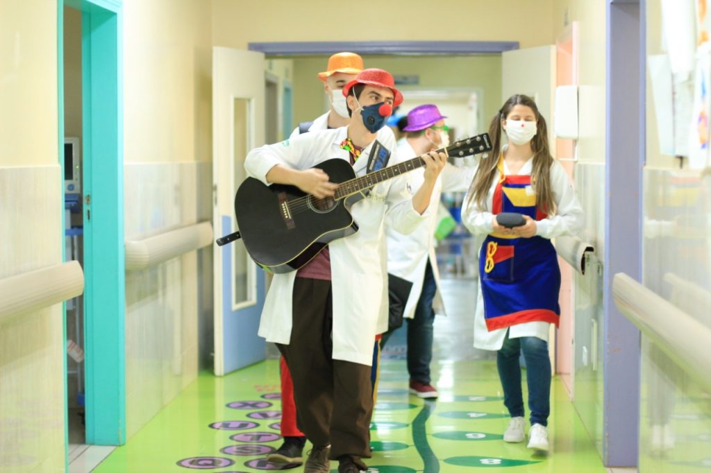 Semana da Criança: terapia do Sorriso anima pacientes da Ala Pediátrica do Huop