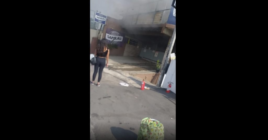 Incêndio destrói distribuidora de bebidas e Bombeiros encontram cão morto