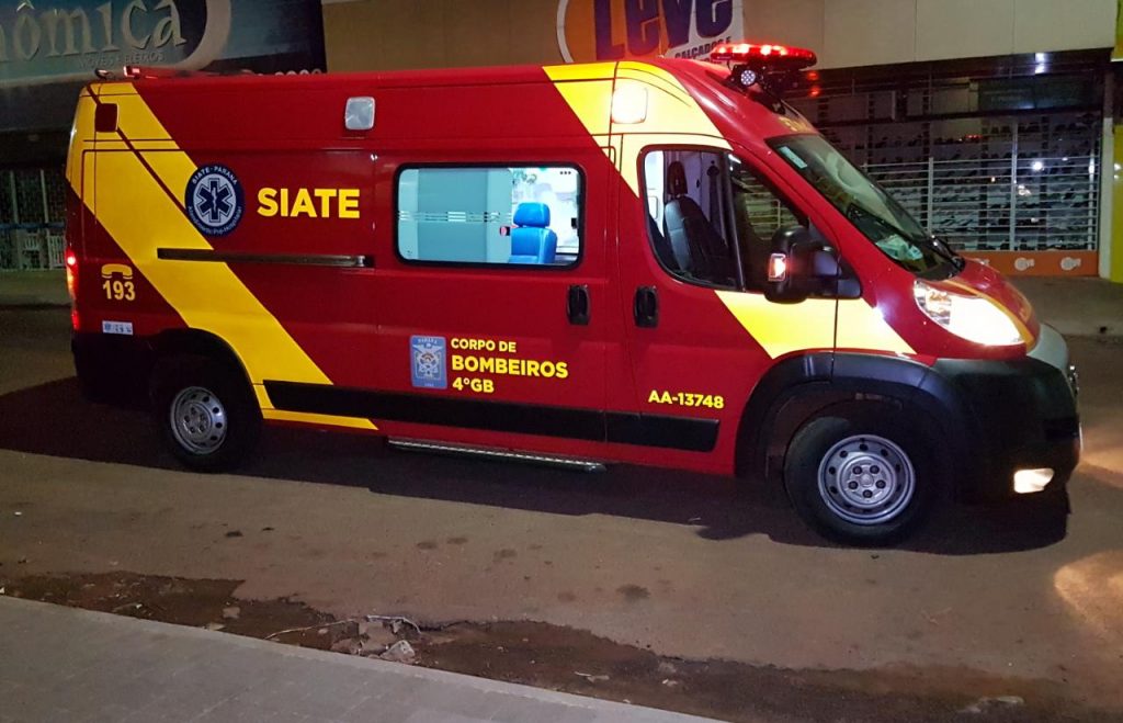 Queda de moto deixa duas mulheres feridas na Avenida Papagaios, no Floresta