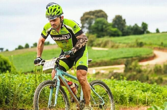 Imagem referente a Câmera flagra ciclista profissional sendo atropelado por carro em Paiçandu