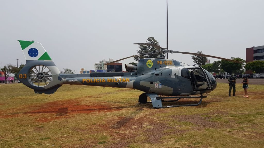 Helicóptero da Polícia Militar em frente à prefeitura chama a atenção dos cascavelenses