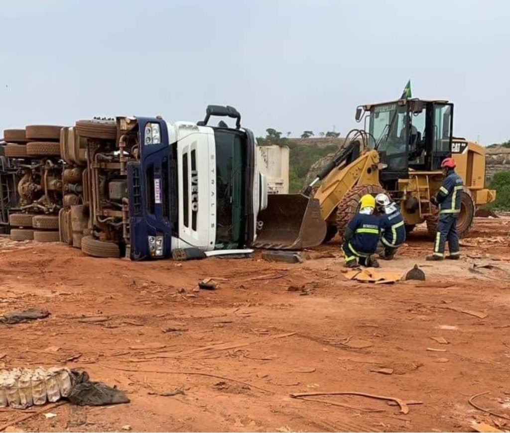 Trabalhador morre esmagado após carreta tombar em Maringá