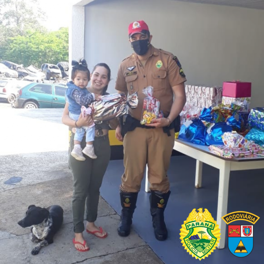 Policiais militares rodoviários entregam presentes para crianças no Noroeste e Sudoeste do estado