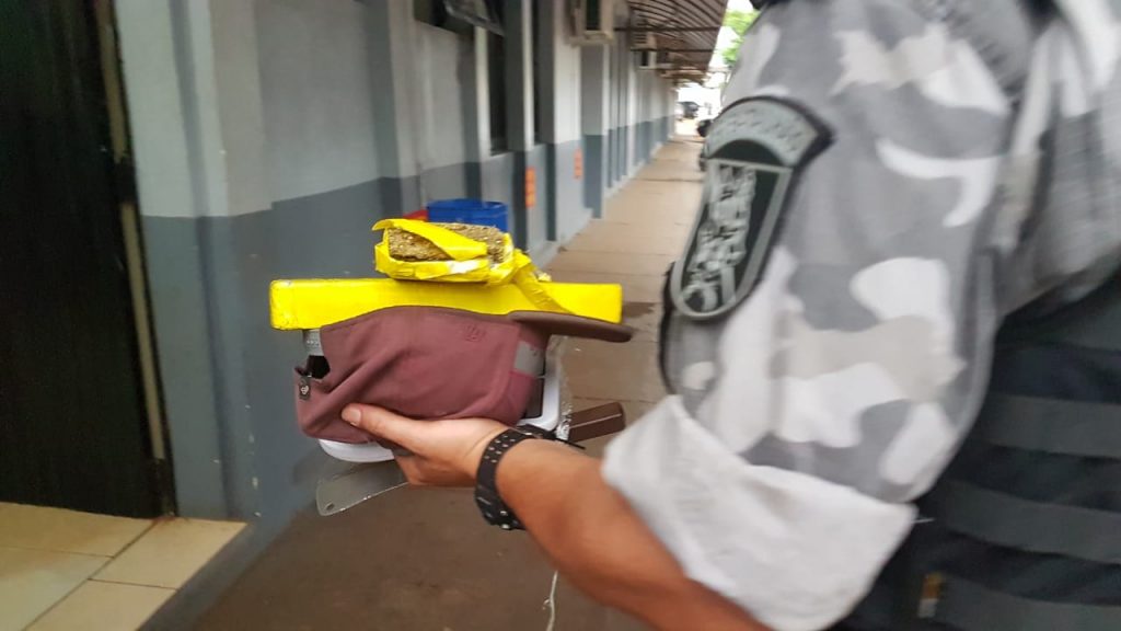 Jovem de 20 anos é flagrado com maconha no Bairro Morumbi
