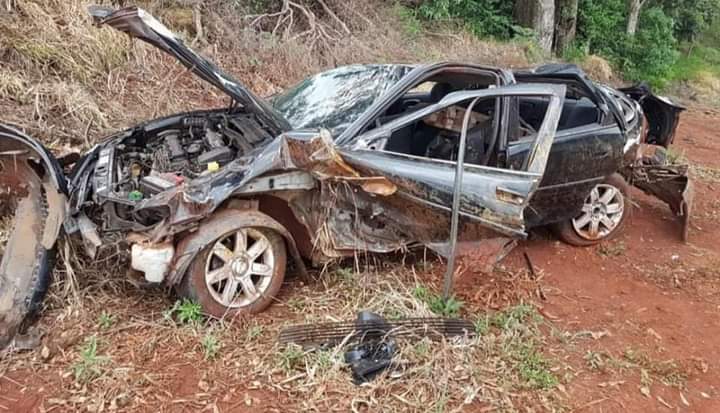 Vectra fica destruído em capotamento na PR-158