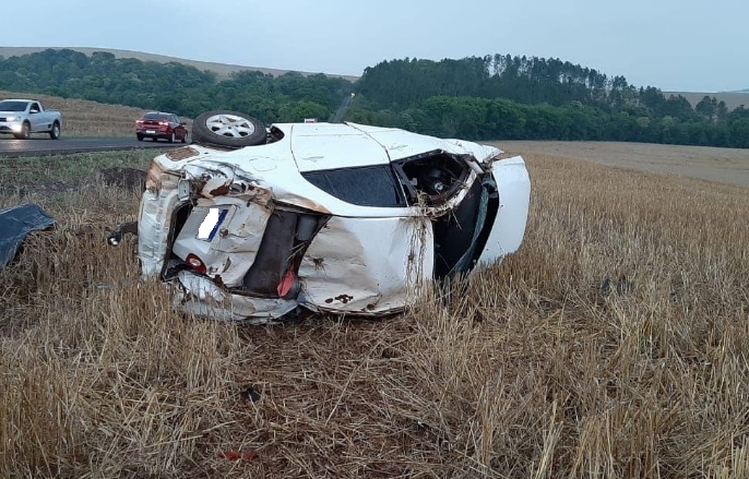Motorista de 68 anos morre em capotamento na PR-562