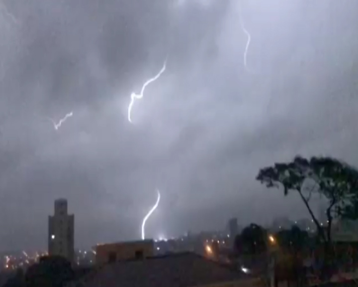Impressionante: internauta registra intensas descargas elétricas em Cascavel