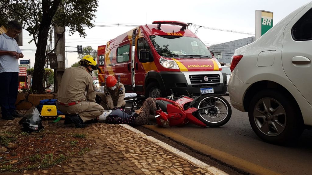 Colisão traseira deixa motociclista ferida na Região Central