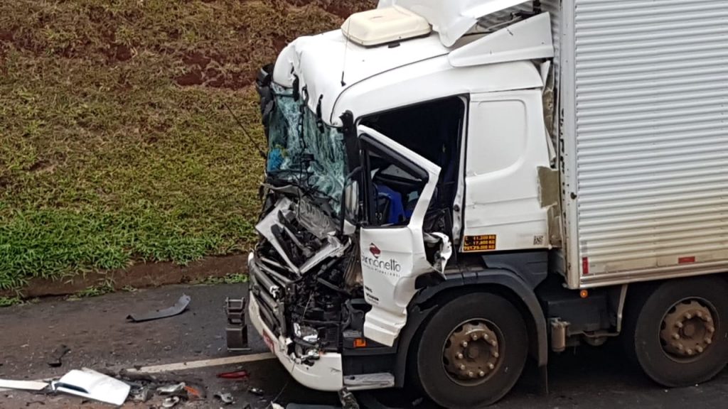 Grave acidente entre carretas deixa trânsito congestionado na BR-277, no Viaduto Carelli