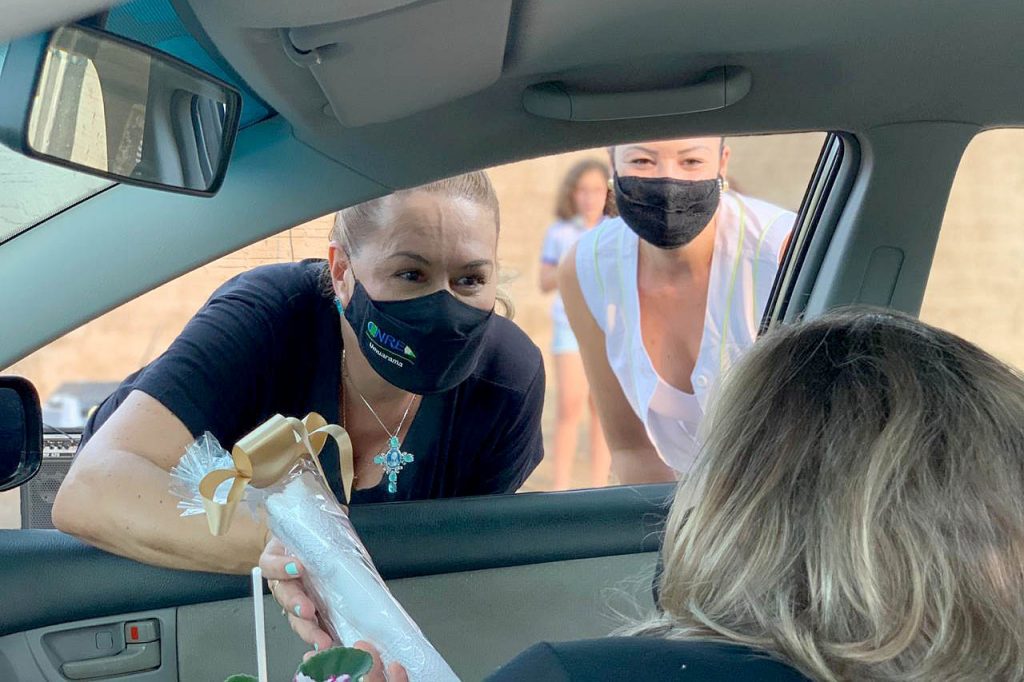 Dia do Professor é comemorado com drive-thru e homenagens online