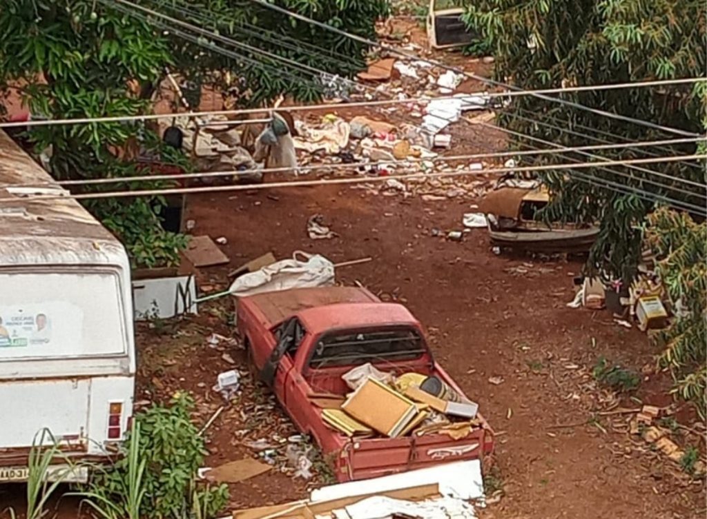 Moradora pede por fiscalização em local de abandono e baderna no Bairro Alto Alegre