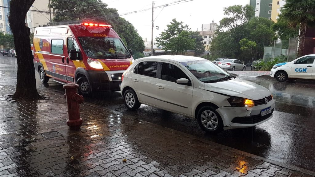 Gol e Honda Civic batem em cruzamento no Centro