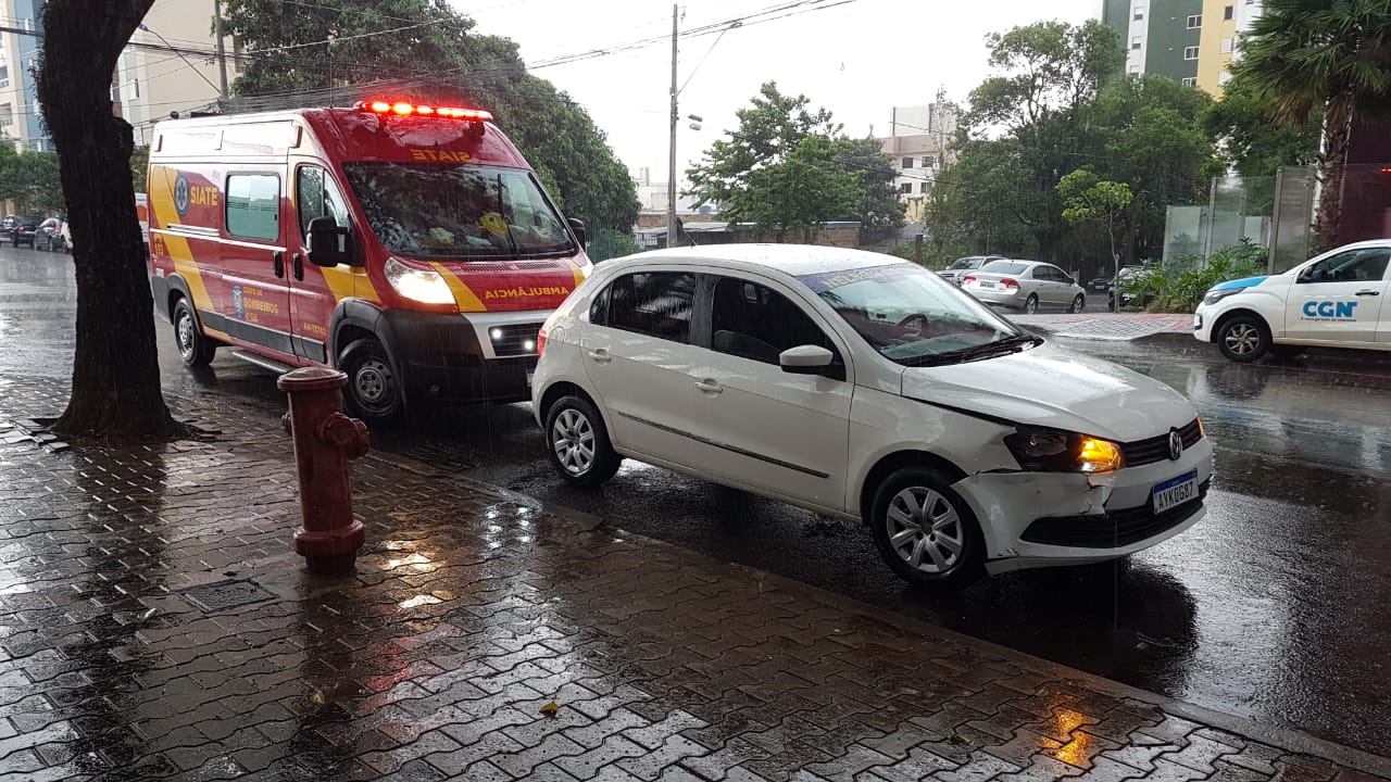 Gol e Honda Civic batem em cruzamento no Centro
