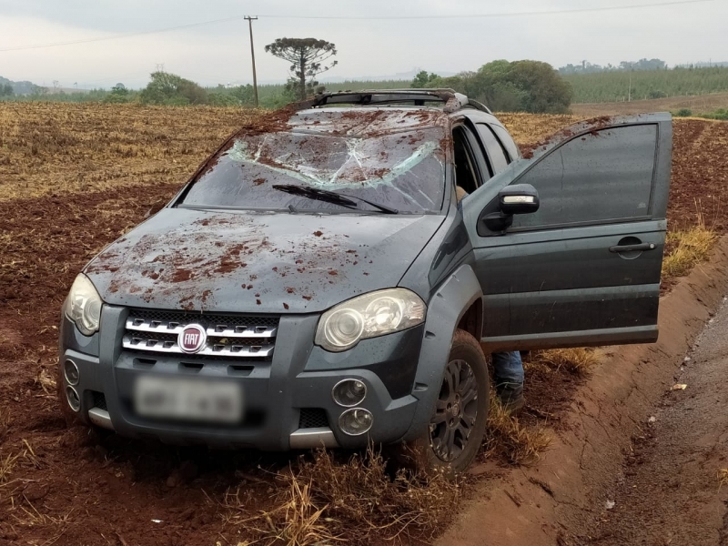 Carro capota na estrada que liga Toledo a Concórdia do Oeste