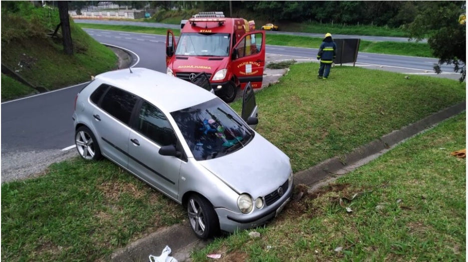 Motorista se perde e bate contra barranco na alça de acesso da BR-277