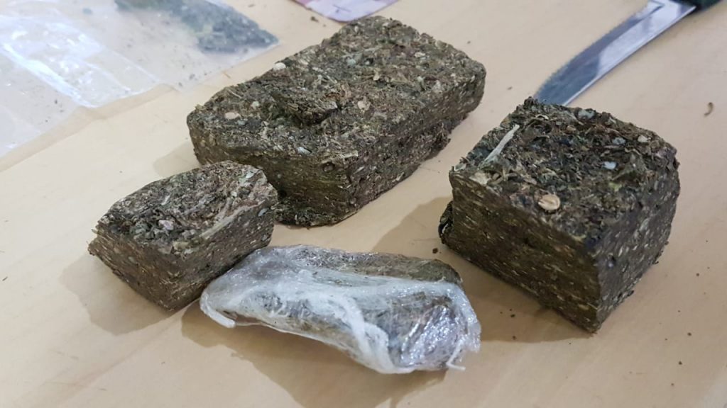 Dupla é flagrada pelo Choque com maconha e dinheiro no XIV de Novembro