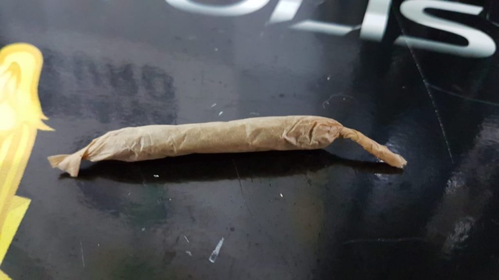 Cavalaria flagra rapaz com cigarro de maconha na Praça Wilson Joffre