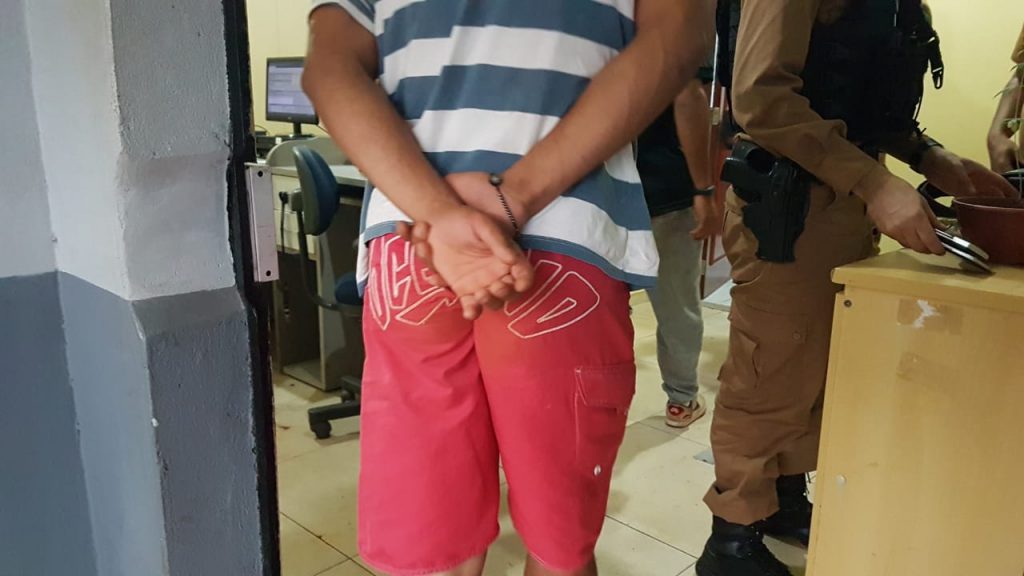 ROCAM detém trio com 26 pedras de crack, pé de maconha e dinheiro, no Centro