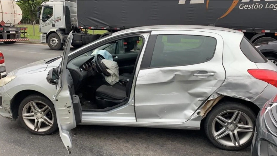 Suspeito em carro roubado bate veículo durante fuga e acaba preso