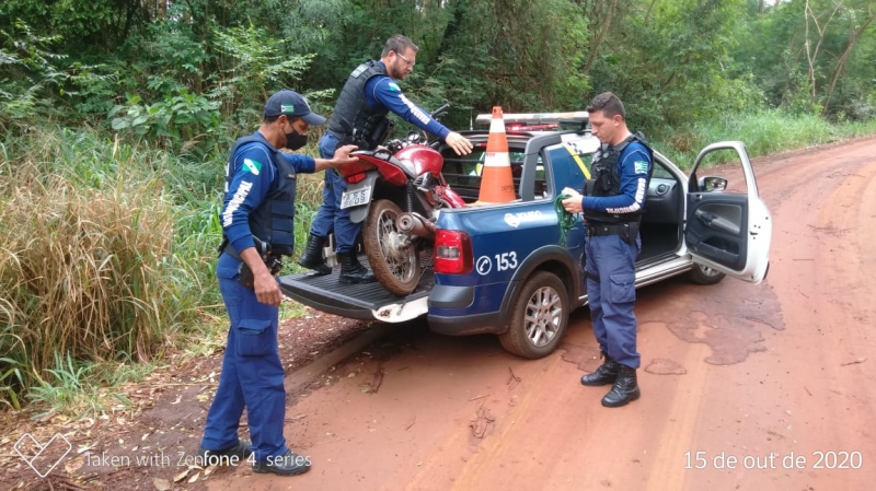 Moto furtada é encontrada escondida em matagal no interior de Toledo