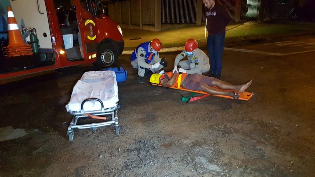 Ciclista fica ferido ao ser atingido por carro no Bairro Santa Cruz