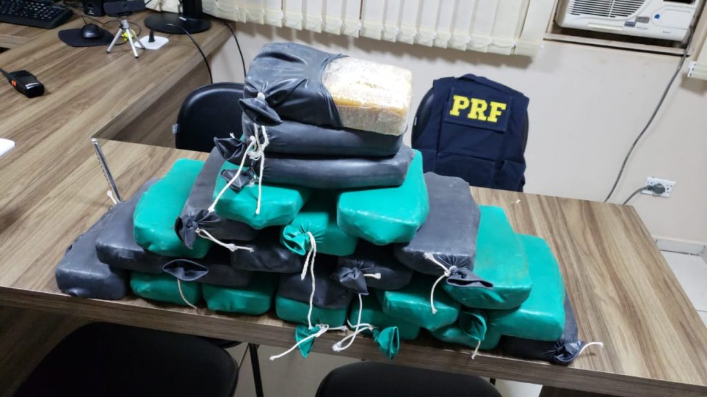 Mulher que saiu de Cascavel com destino a Maringá é presa com 25 kg de crack em Campo Mourão