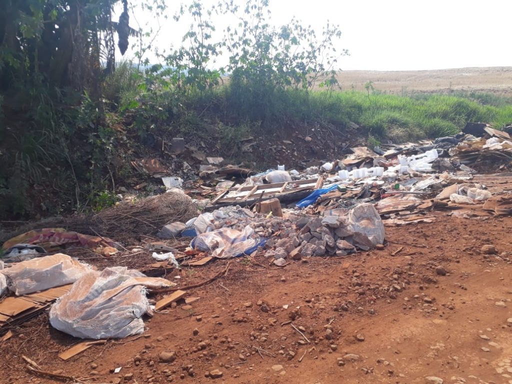 Descarte de lixo às margens de estrada rural gera incômodo em Cascavel