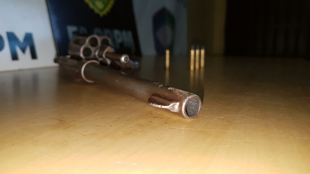 Ao verificar denúncia de disparo de arma de fogo, PM apreende revólver e munições no Bairro Esmeralda
