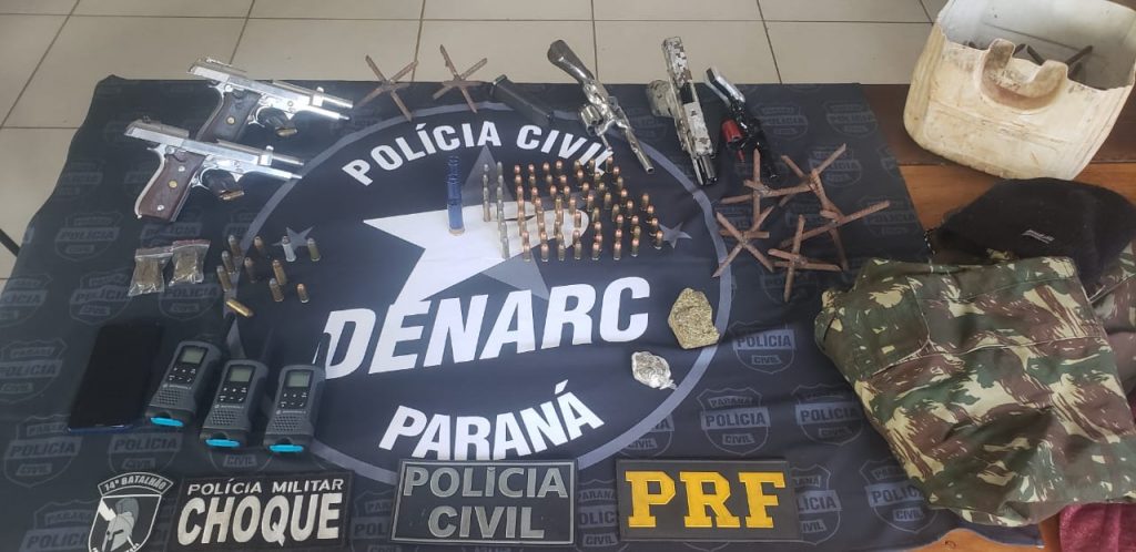 Operação da Denarc resulta em apreensão de armas, munições, rádios comunicadores e drogas