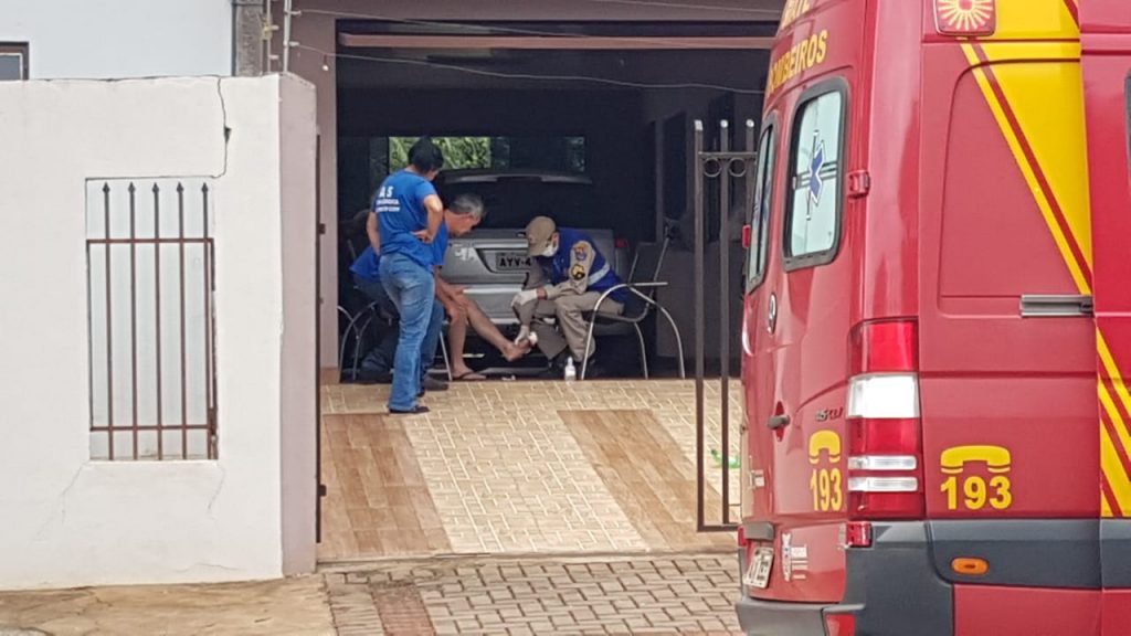 Homem se fere com máquina de cortar grama, no Bairro Alto Alegre