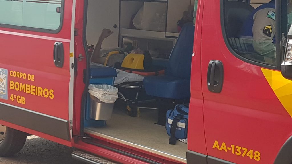 Motociclista de 22 anos fica ferido em acidente na Rua Europa